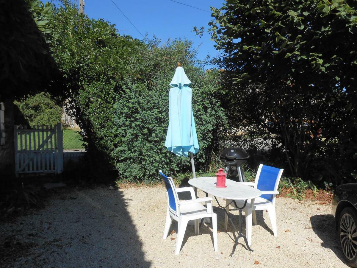 Chat Noir Gite et Chambre D'Hotes Genouille  Extérieur photo
