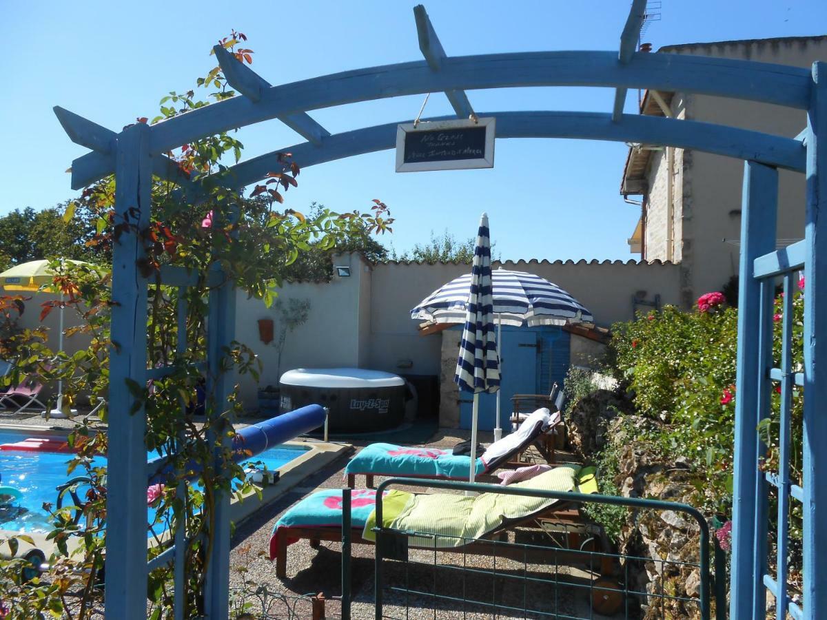 Chat Noir Gite et Chambre D'Hotes Genouille  Extérieur photo