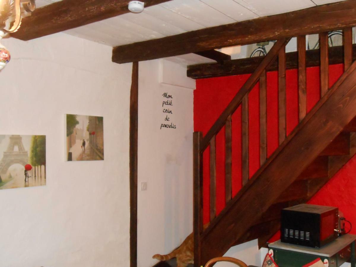 Chat Noir Gite et Chambre D'Hotes Genouille  Extérieur photo
