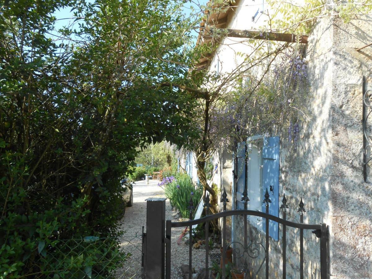 Chat Noir Gite et Chambre D'Hotes Genouille  Extérieur photo