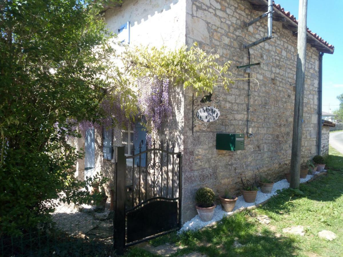 Chat Noir Gite et Chambre D'Hotes Genouille  Extérieur photo